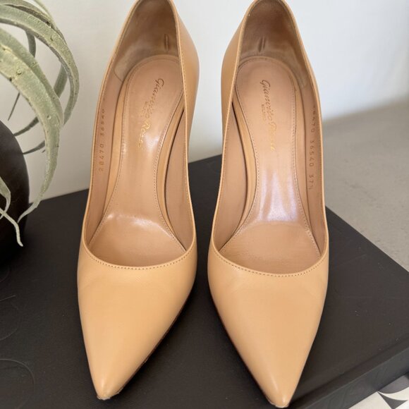 Gianvito Rossi Gianvito 105 Pumps in Nude Patent Leather  Gianvito Rossi 105 Leather Pumps Nude/Beige Size 37.5 IT (US 7.5)